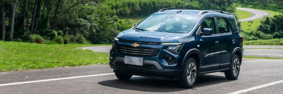 Imagem frontal do novo Chevrolet Spin na cor azul